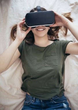 Sanal gerçeklik gözlüklü genç kadın