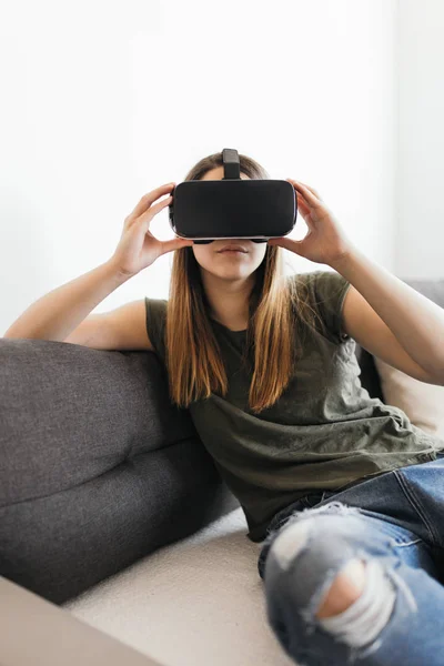 Mujer joven en gafas de realidad virtual — Foto de Stock