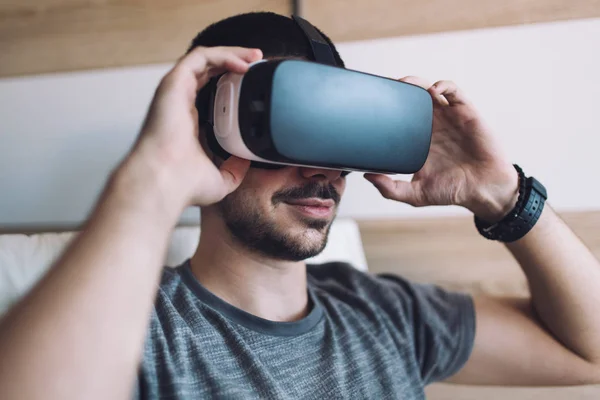 Hombre con gafas de realidad virtual — Foto de Stock