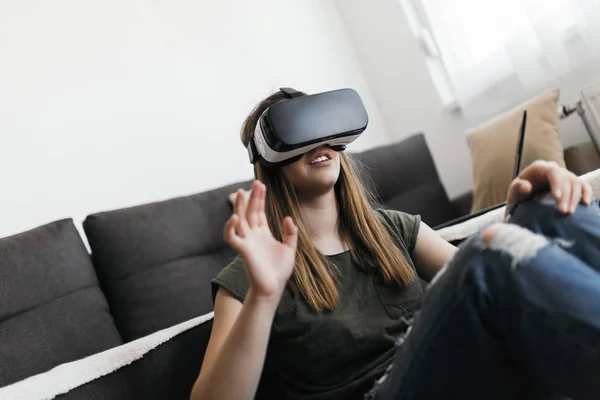 Giovane donna in occhiali realtà virtuale — Foto Stock