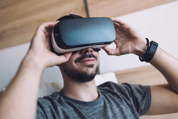 Hombre con gafas de realidad virtual — Foto de Stock