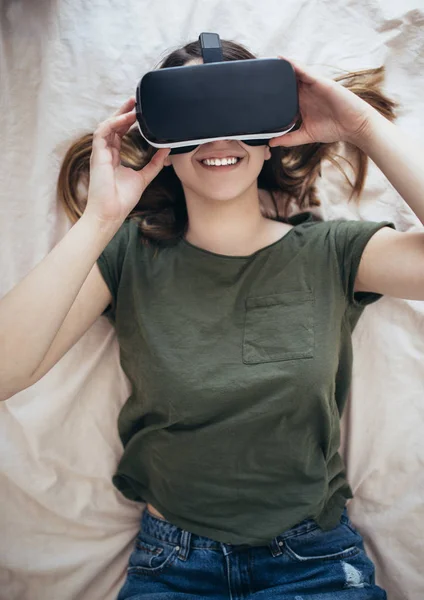 Sanal gerçeklik gözlüklü genç kadın