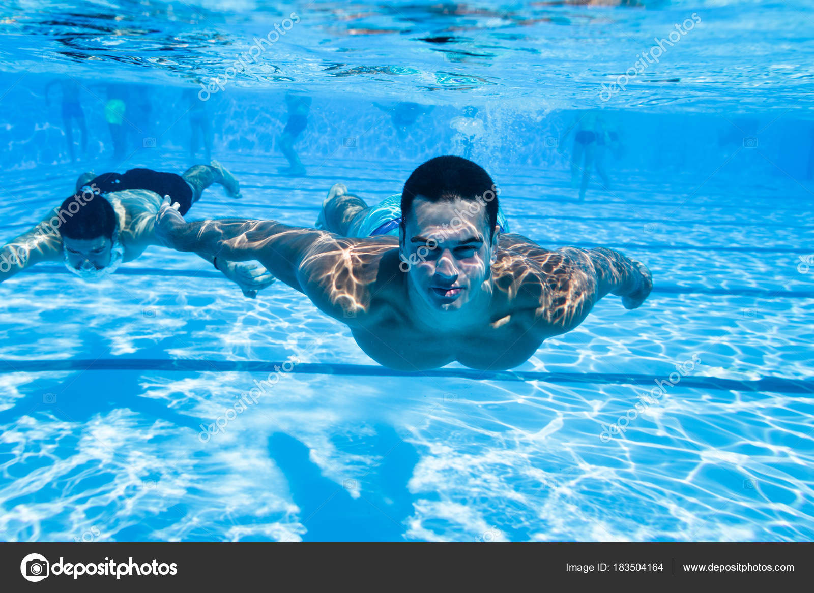 zelfstandig naamwoord Boodschapper Pakket Onderwater Plezier Twee Jonge Knappe Mannen Onderwater Zwemmen Duiken Het ⬇  Stockfoto, rechtenvrije foto door © DuxX73 #183504164