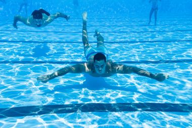 Sualtı eğlenceli. Sualtı yüzme ve yüzme, Dalış iki yakışıklı delikanlı anket. Spor ve boş zaman etkinlikleri.
