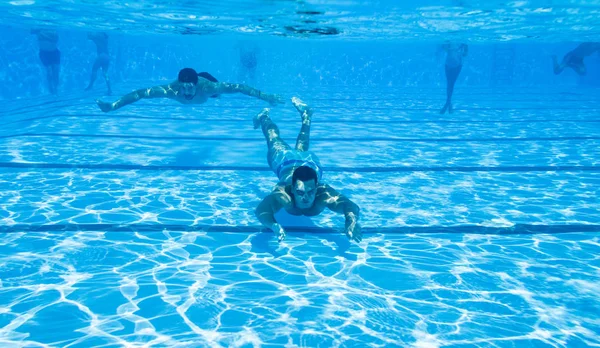 Podwodna Zabawa Dwóch Młodych Mężczyzn Przystojny Pływanie Pod Wodą Nurkowanie — Zdjęcie stockowe