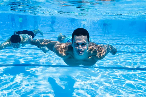 Unterwasserspaß Zwei Junge Gut Aussehende Männer Schwimmen Unter Wasser Und — Stockfoto