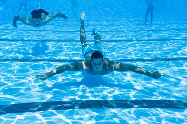Onderwater Plezier Twee Jonge Knappe Mannen Onderwater Zwemmen Duiken Het — Stockfoto