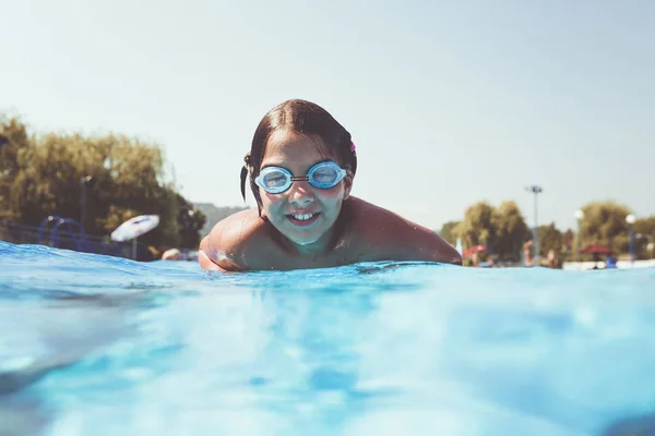 Unterwasserspaß Nettes Kleines Mädchen Mit Brille Das Unter Wasser Schwimmt — Stockfoto