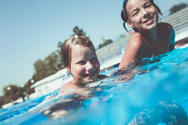 Unterwasserspaß Zwei Süße Kleine Mädchen Mit Brille Schwimmen Unter Wasser — Stockfoto