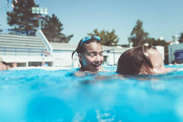 Unterwasserspaß Zwei Süße Kleine Mädchen Mit Brille Schwimmen Unter Wasser — Stockfoto