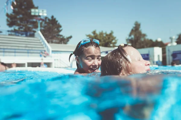 Unterwasserspaß Zwei Süße Kleine Mädchen Mit Brille Schwimmen Unter Wasser — Stockfoto