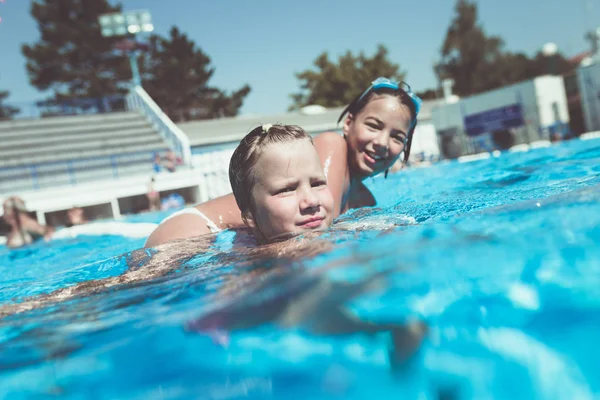 Unterwasserspaß Zwei Süße Kleine Mädchen Mit Brille Schwimmen Unter Wasser — Stockfoto