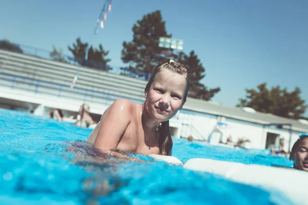 水中の楽しい 水中水泳 ダイビングの水泳ゴーグルと つのかわいい女の子をポーリングします 子供のスポーツとレジャー — ストック写真