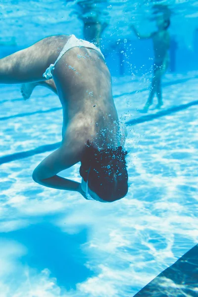 Unterwasserspaß Nettes Kleines Mädchen Mit Schutzbrille Das Unter Wasser Schwimmt — Stockfoto