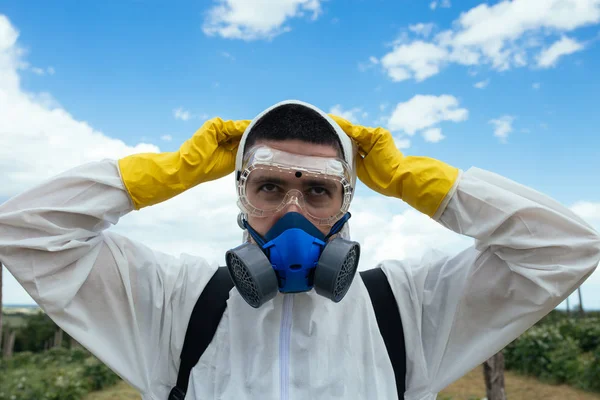 Tema Agricultura Industrial Homem Pulverizando Pesticidas Tóxicos Inseticidas Plantação Frutas — Fotografia de Stock