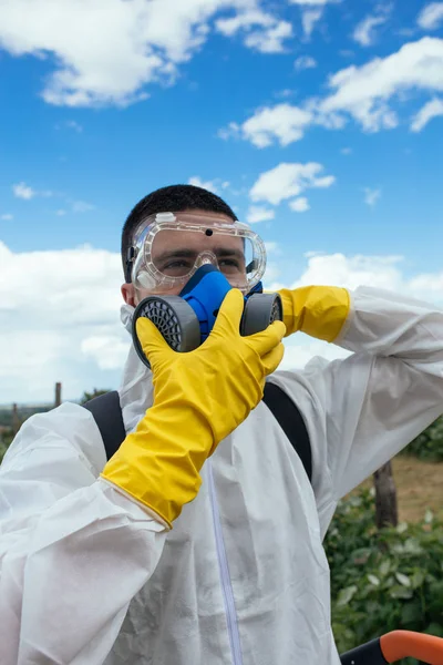 Tema Agriculturii Industriale Omul Pulverizează Pesticide Toxice Sau Insecticide Plantația — Fotografie, imagine de stoc