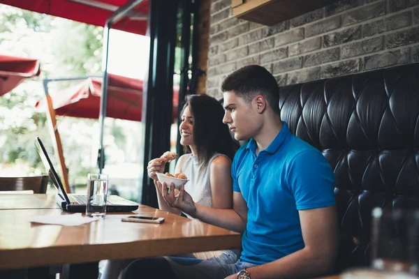 Pasangan Muda Yang Menarik Bersenang Senang Restoran Kafe Mereka Melakukan — Stok Foto