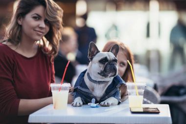 Anne ve kızı ile onların Fransız buldozer kafeteryasında zevk