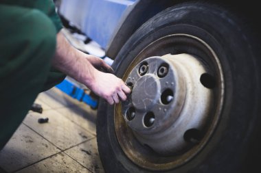 Araba servisi ve bakım yapan tanınmayan tamircinin ellerini kapat.