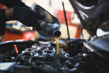 Tanınmayan makinist araba servis ve bakım yaparken ellerini kapatın. Petrol ve yakıt filtresi değiştirme