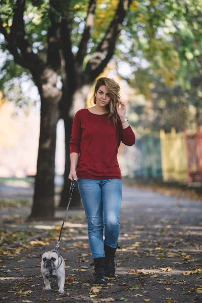 Красивая Женщина Гуляющая Парке Своим Очаровательным Английским Бульдогом Осеннее Время — стоковое фото