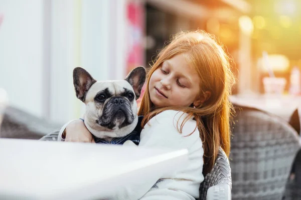 Gyönyörű Fiatal Vöröshajú Lány Gazdaság Imádnivaló Sárgásbarna Francia Bulldog — Stock Fotó