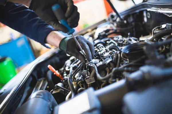 Zblízka Ruce Nepoznatelný Mechanik Dělá Auto Servis Údržbu — Stock fotografie