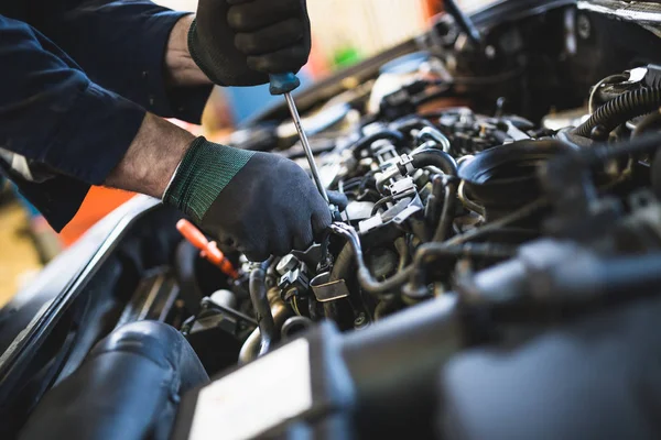 Close Hands Unrecognizable Mechanic Doing Car Service Maintenance — Stock Photo, Image