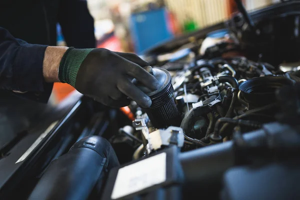 Close Hands Unrecognizable Mechanic Doing Car Service Maintenance Oil Fuel — Stock Photo, Image