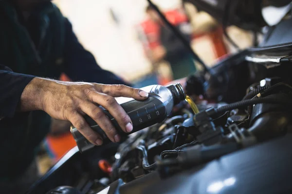 Mecânico Serviço Carro Trabalhando Reparo Motor Automóvel — Fotografia de Stock