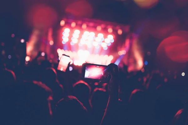 Silhuetas Multidão Concerto Festival Frente Luzes Palco Brilhantes Pessoas Irreconhecíveis — Fotografia de Stock