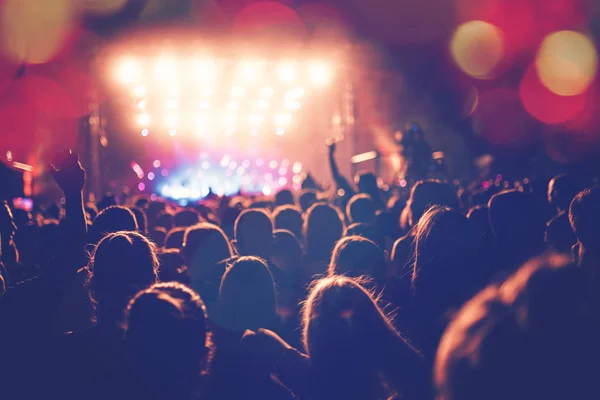 Siluetleri Festival Konser Kalabalığın Önünde Parlak Sahne Işıkları Tanınmayan Insanlar — Stok fotoğraf