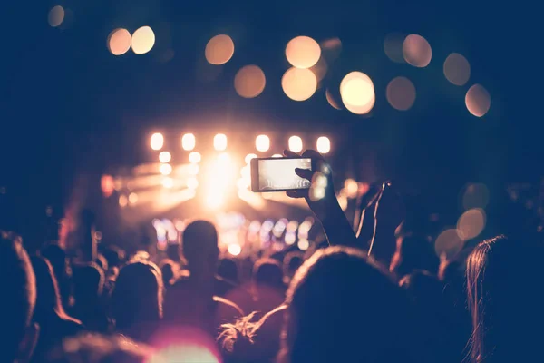 Siluet Kerumunan Konser Festival Depan Lampu Panggung Terang Orang Orang — Stok Foto