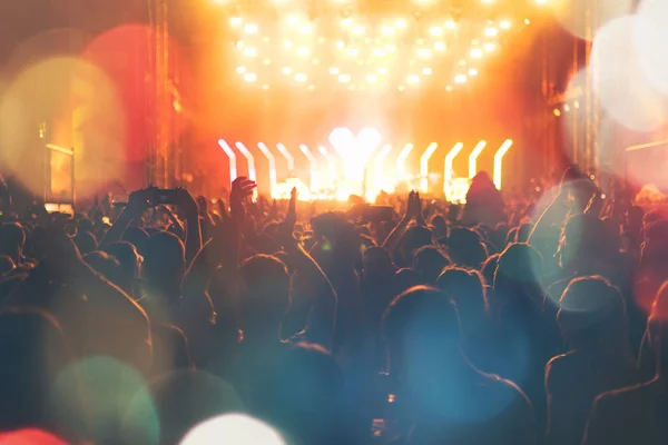 Σιλουέτες Των Φεστιβάλ Συναυλία Πλήθος Μπροστά Από Λαμπερά Φώτα Στάδιο — Φωτογραφία Αρχείου