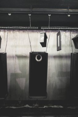 Metalurji Sanayi. Fabrika üretim ağır Pelet soba ve kazanlar için iç ayrıntılar. Son derece karanlık koşulları ve görünür gürültü. Ön plan üzerinde odaklanmak