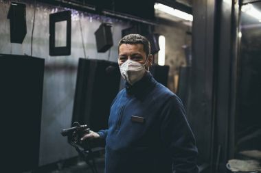 Metalurji Sanayi. Fabrika üretim ağır Pelet soba ve kazanlar için. Onun iş işçi ressam. Son derece karanlık koşulları ve görünür gürültü