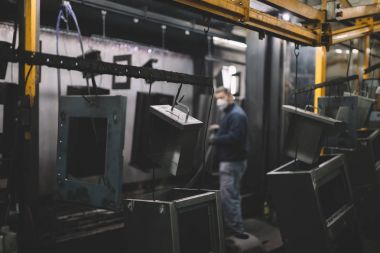 Metalurji Sanayi. Fabrika üretim ağır Pelet soba ve kazanlar için. Onun iş işçi ressam. Son derece karanlık koşulları ve görünür gürültü