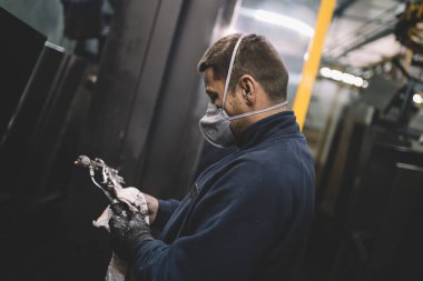 Metalurji Sanayi. Fabrika üretim ağır Pelet soba ve kazanlar için. Onun iş işçi ressam. Son derece karanlık koşulları ve görünür gürültü