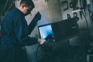 Metalurji Sanayi. Fabrika üretim ağır Pelet soba ve kazanlar için. Onun iş işçi ressam. Son derece karanlık koşulları ve görünür gürültü