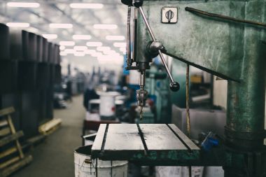 Metalurji Sanayi. Fabrika üretim ağır Pelet soba ve kazanlar için iç ayrıntılar. Son derece karanlık koşulları ve görünür gürültü. Ön plan üzerinde odaklanmak