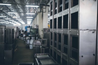 Metalurji Sanayi. Fabrika üretim ağır Pelet soba ve kazanlar için iç ayrıntılar. Son derece karanlık koşulları ve görünür gürültü. Ön plan üzerinde odaklanmak