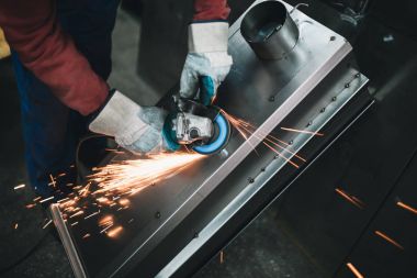 Metalurji ağır sanayi. Fabrika üretim ağır Pelet soba ve kazanlar için. İşçi kapatın. Son derece karanlık koşulları ve görünür gürültü.