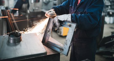 Metalurji ağır sanayi. Fabrika üretim ağır Pelet soba ve kazanlar için. İşçi kapatın. Son derece karanlık koşulları ve görünür gürültü.
