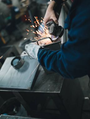 Metalurji ağır sanayi. Fabrika üretim ağır Pelet soba ve kazanlar için. İşçi kapatın. Son derece karanlık koşulları ve görünür gürültü.