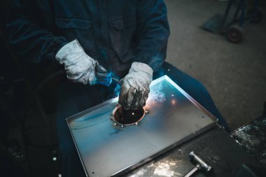 Metalurji ağır sanayi. Fabrika üretim ağır Pelet soba ve kazanlar için. İşçi kapatın. Son derece karanlık koşulları ve görünür gürültü.