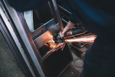 Metalurji ağır sanayi. Fabrika üretim ağır Pelet soba ve kazanlar için. İşçi kapatın. Son derece karanlık koşulları ve görünür gürültü.