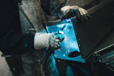 Metalurji ağır sanayi. Fabrika üretim ağır Pelet soba ve kazanlar için. İşçi kapatın. Son derece karanlık koşulları ve görünür gürültü.