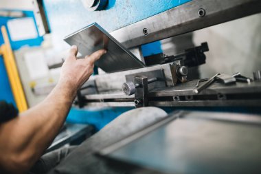 Metalurji ağır sanayi. Fabrika üretim ağır Pelet soba ve kazanlar için. İşçi kapatın. Son derece karanlık koşulları ve görünür gürültü.