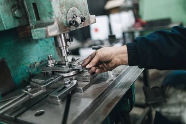 Metalurji ağır sanayi. Fabrika üretim ağır Pelet soba ve kazanlar için. İşçi kapatın. Son derece karanlık koşulları ve görünür gürültü.