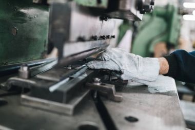 Metalurji ağır sanayi. Fabrika üretim ağır Pelet soba ve kazanlar için. İşçi kapatın. Son derece karanlık koşulları ve görünür gürültü.
